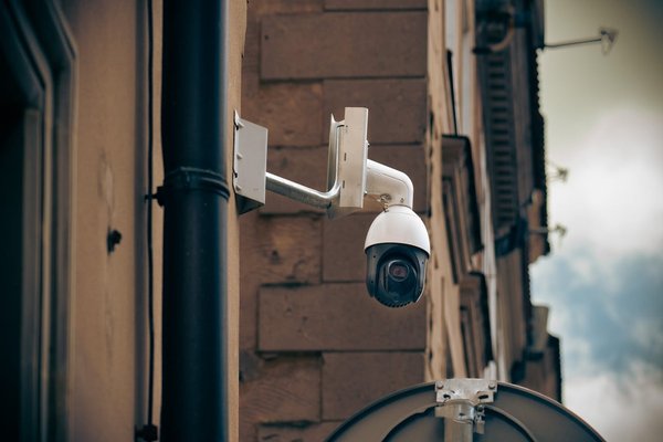 Quels sont les avantages des systèmes de vidéosurveillance intelligents pour les maisons connectées ?